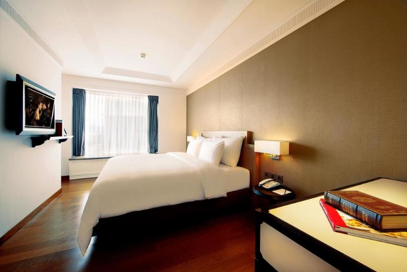 高级大房间, Elia Bettolo