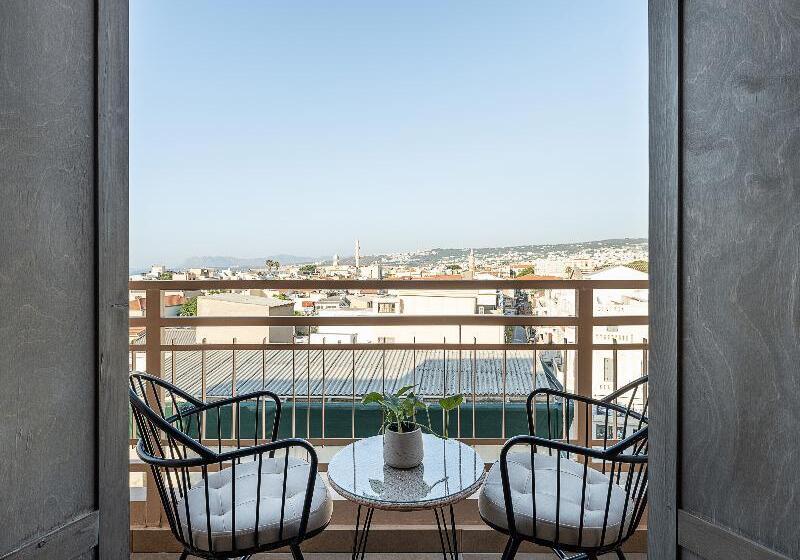 高级大房间, Elia Bettolo