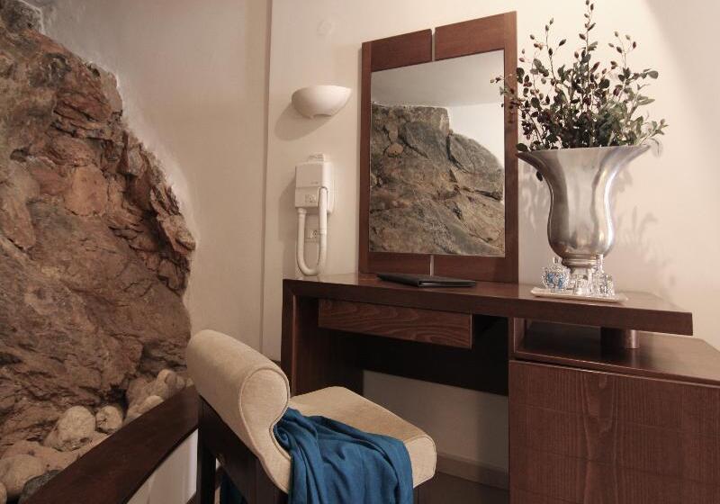 套房, Elia Bettolo