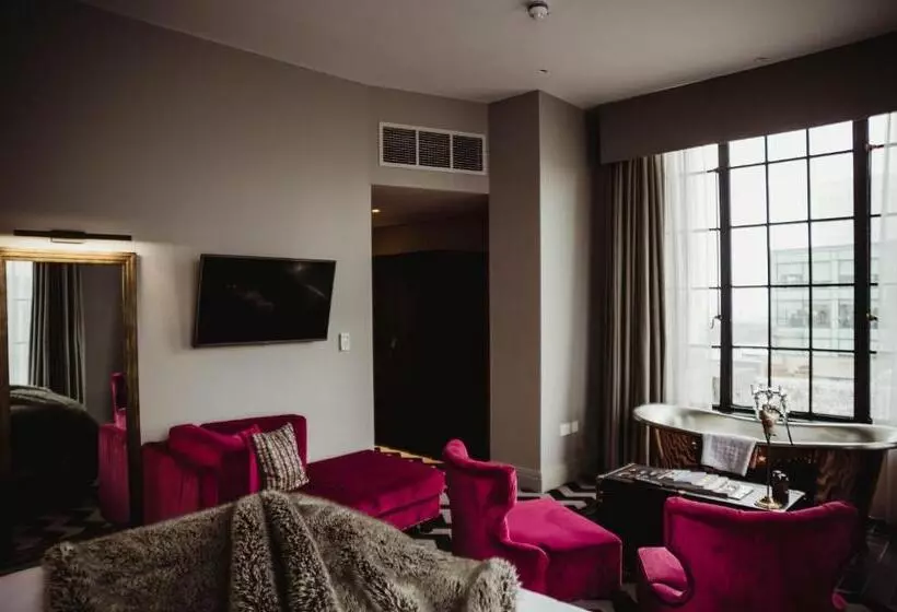 Suite King Bed
