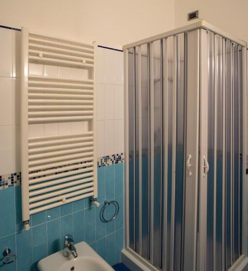 חדר סטנדרט לשלושה, Insteia