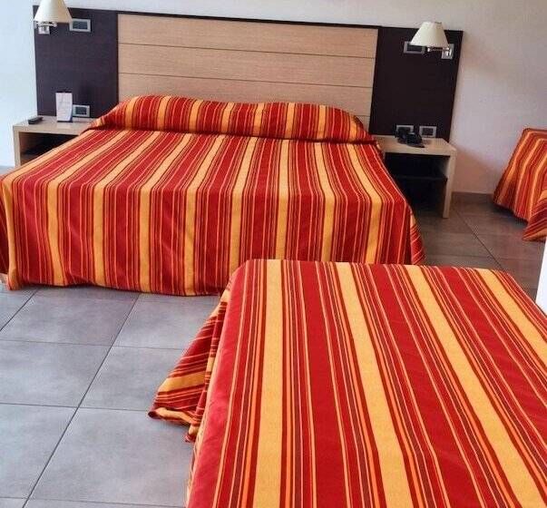 חדר סטנדרט לשלושה, Insteia