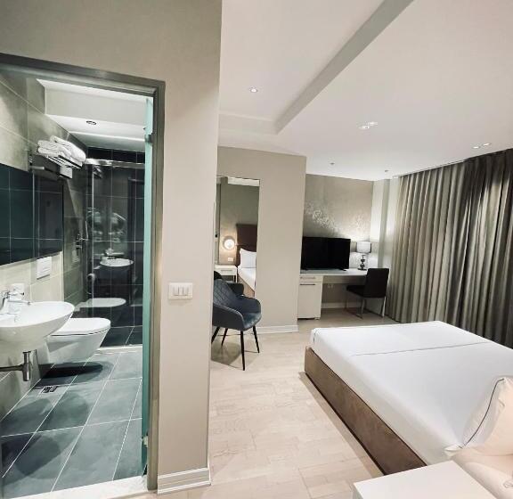 Cameră Deluxe, Oresti Center