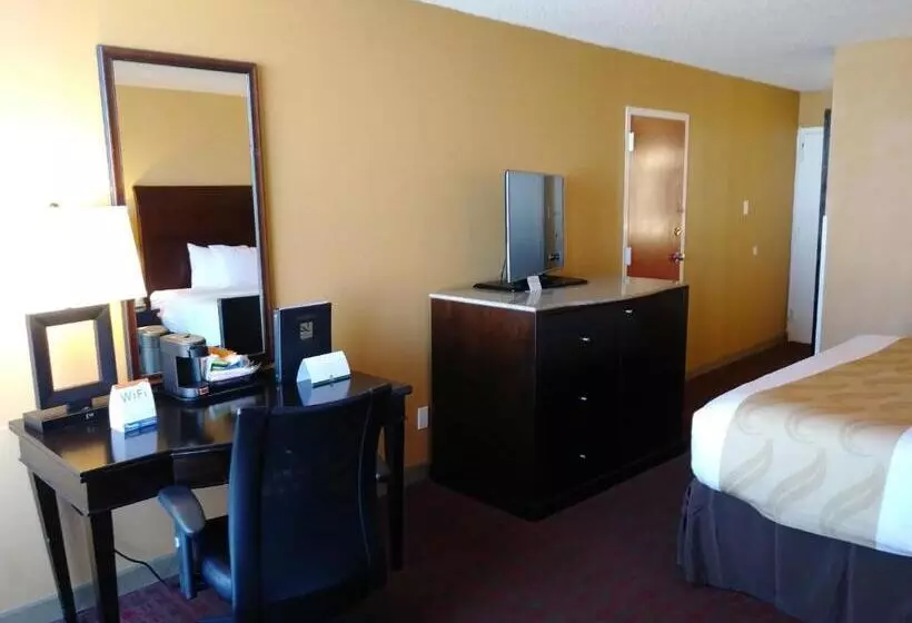 キングサイズベッドのスタンダードルーム, Quality Inn & Suites Fort Collins