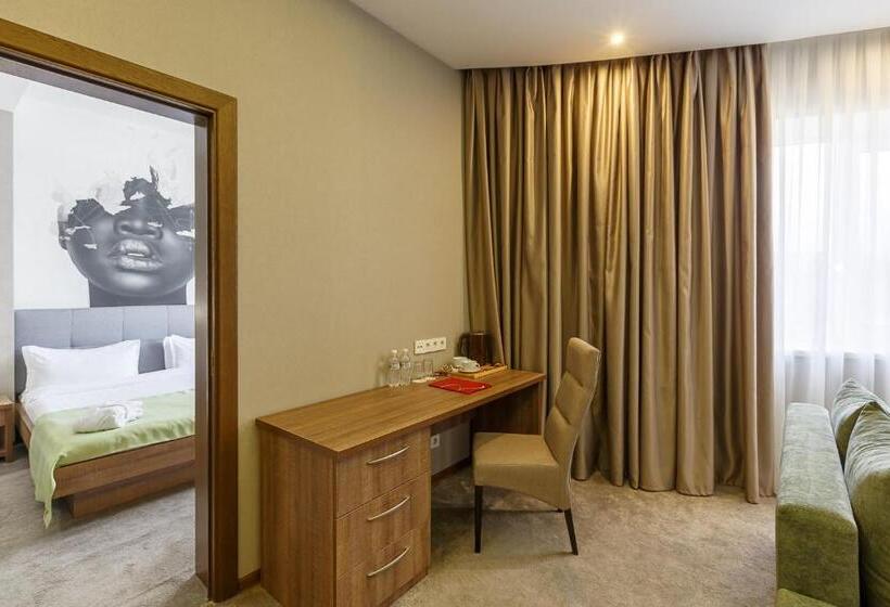 سوییت, Renion Hills