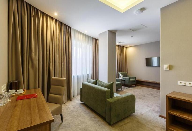 سوییت, Renion Hills