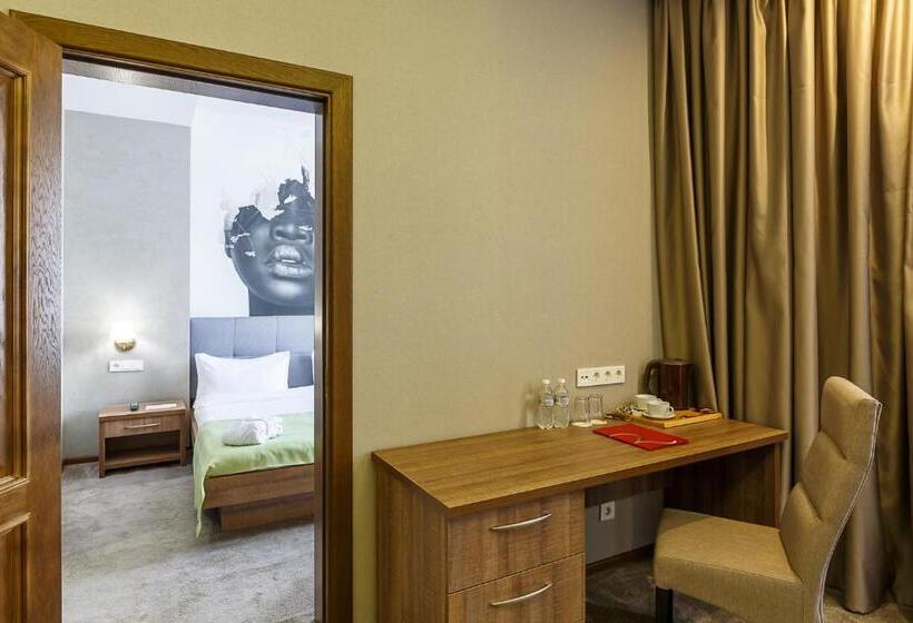 سوییت, Renion Hills