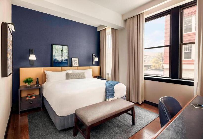 キングサイズベッド、シティビューデラックスルーム, The Press Hotel, Autograph Collection