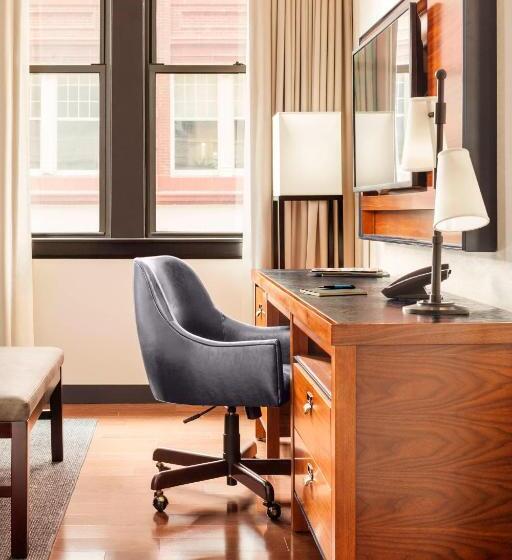 キングサイズベッド、シティビューデラックスルーム, The Press Hotel, Autograph Collection