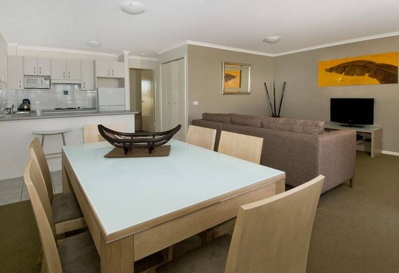 带泳池景观及2个卧室的公寓, South Pacific Apartments Port Macquarie