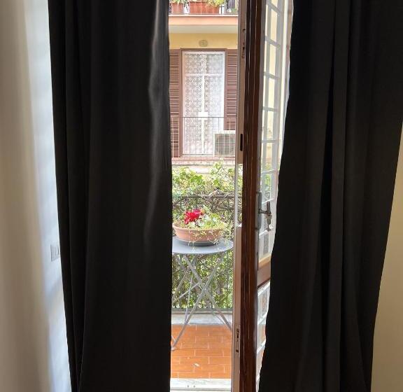 اتاق استاندارد سه نفره, Emi's Guest House