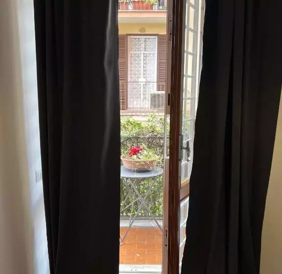 اتاق استاندارد سه نفره, Emi's Guest House