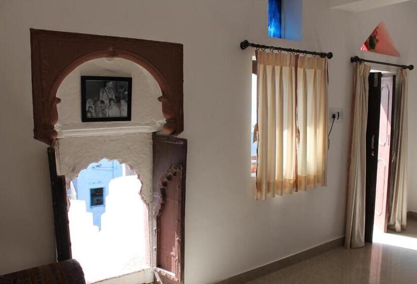 اتاق لوکس با تخت بزرگ, Kesar Heritage Boutique Home Stay