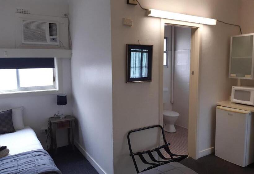 חדר סטנדרט לשלושה, Inverell Motel