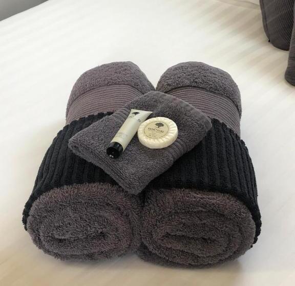 חדר משפחתי, Inverell Motel