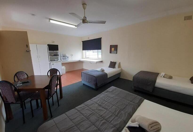 חדר משפחתי, Inverell Motel