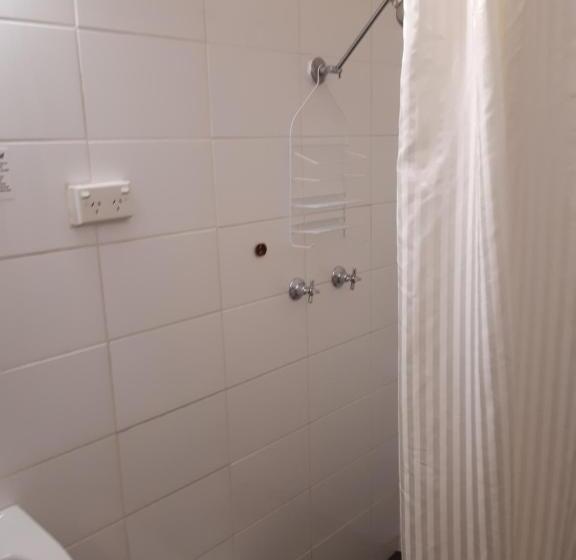 חדר משפחתי, Inverell Motel