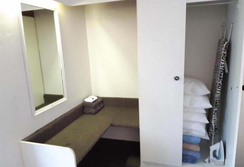 חדר משפחתי, Inverell Motel