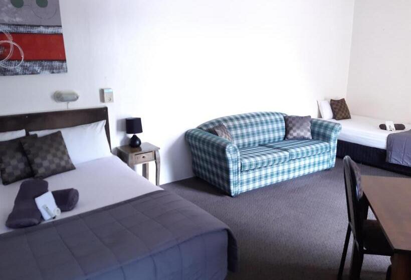 חדר משפחתי, Inverell Motel