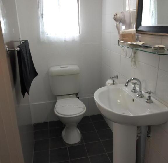 חדר משפחתי, Inverell Motel