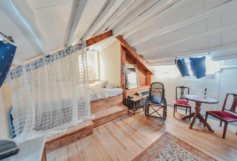 스탠다드 룸 측면 바다 전망, The Loriet