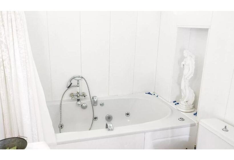 Superior suite with pool view, The Loriet