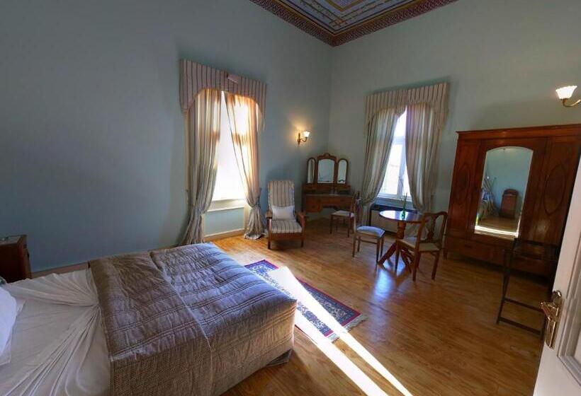 Superior suite with pool view, The Loriet