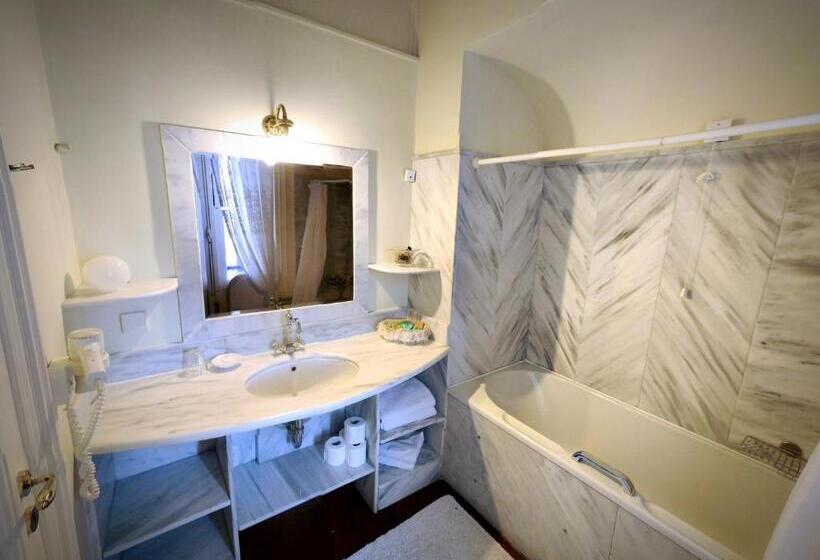 주니어 스위트 측면 바다 전망, The Loriet