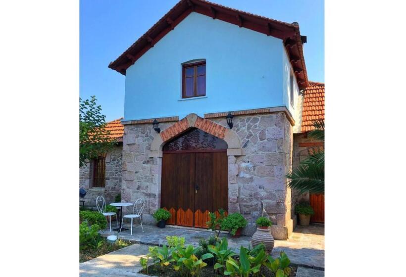 오두막, The Loriet