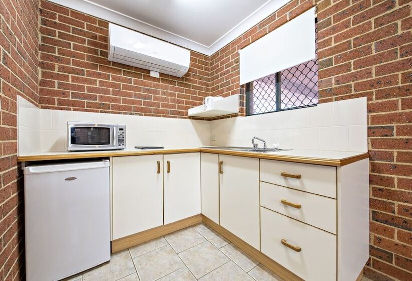 اتاق اجرایی, Matilda Motor Inn