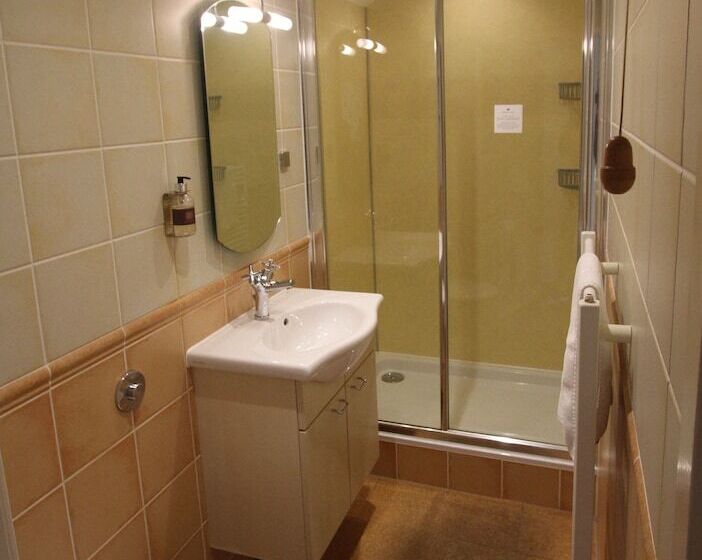 غرفة قياسية, Ashfield House