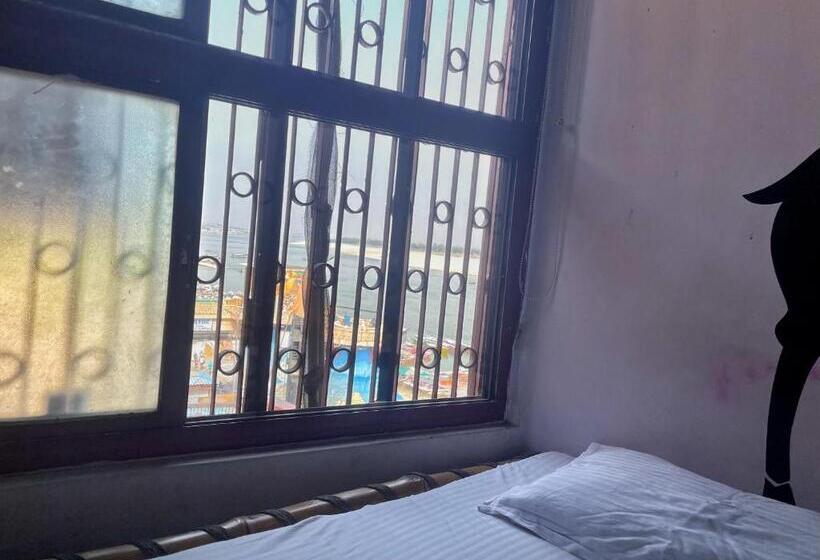 レイクビュースタンダードルーム, Shri Guest House