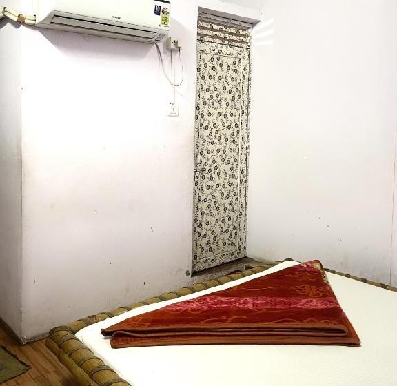 デラックスルーム, Shri Guest House