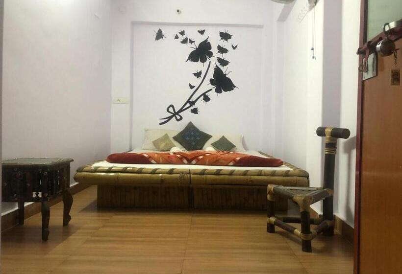 バス共有のスタンダードルーム, Shri Guest House