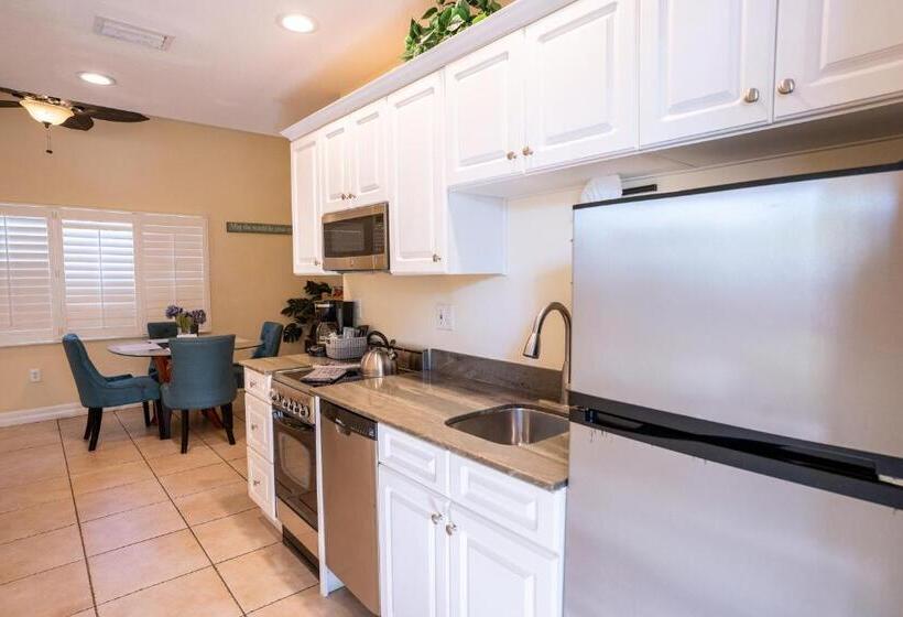 جناح, The Capri At Siesta