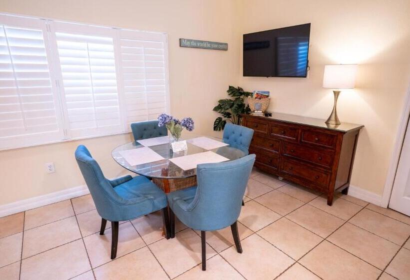 جناح, The Capri At Siesta