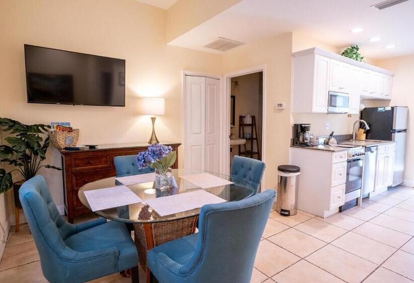 جناح, The Capri At Siesta