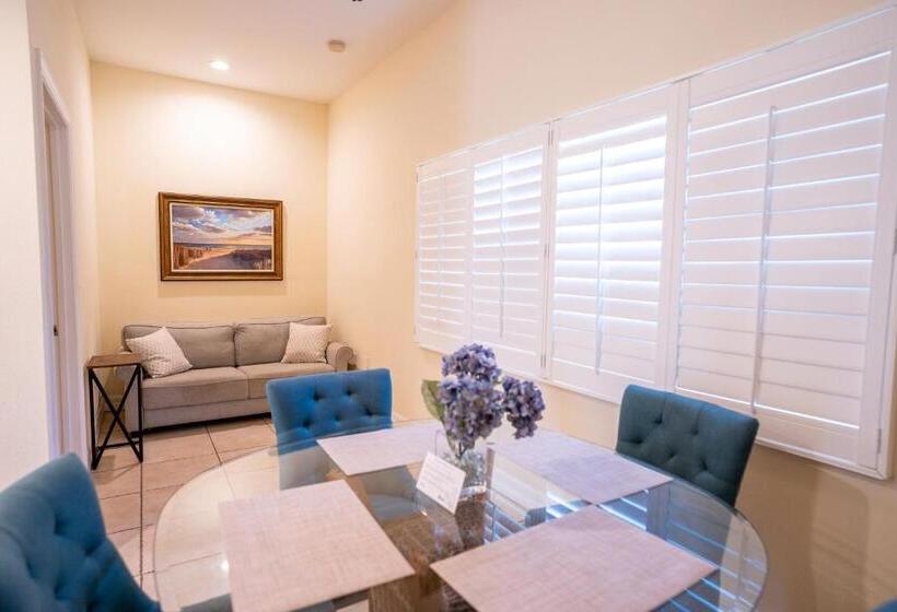 جناح, The Capri At Siesta