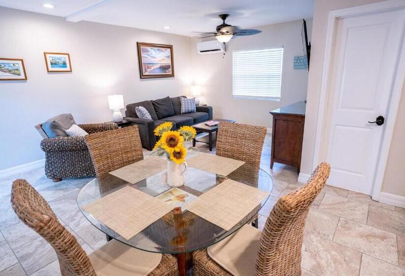 جناح ديلوكس, The Capri At Siesta