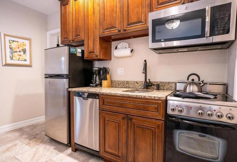 جناح ديلوكس, The Capri At Siesta