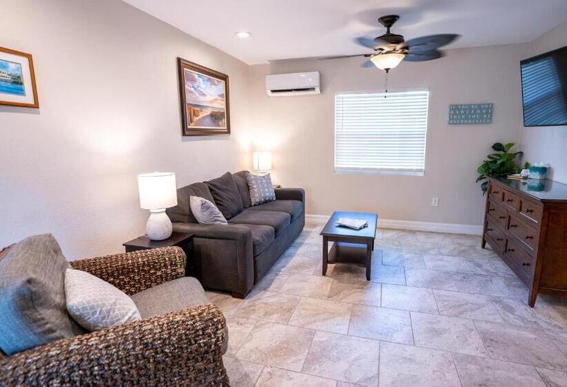 جناح ديلوكس, The Capri At Siesta