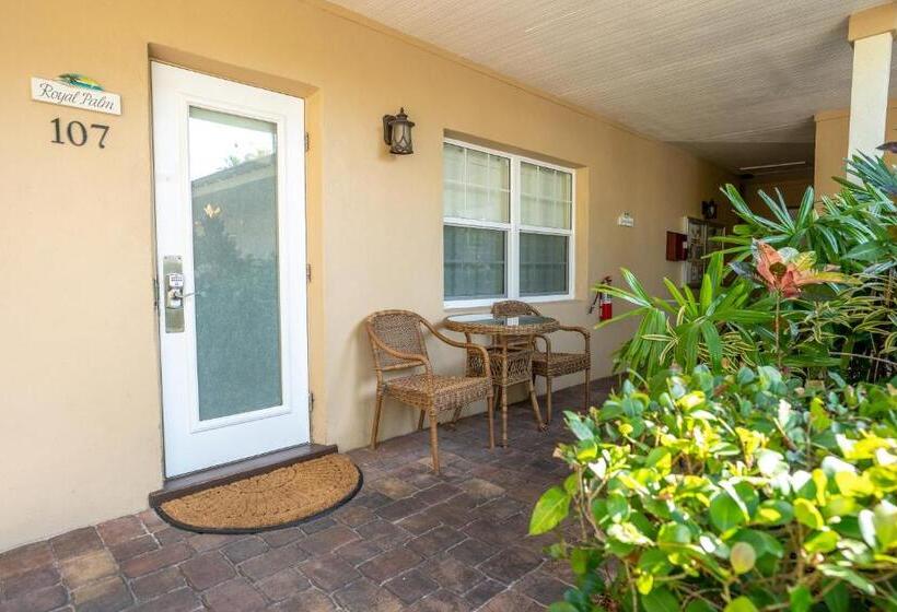 جناح ديلوكس, The Capri At Siesta