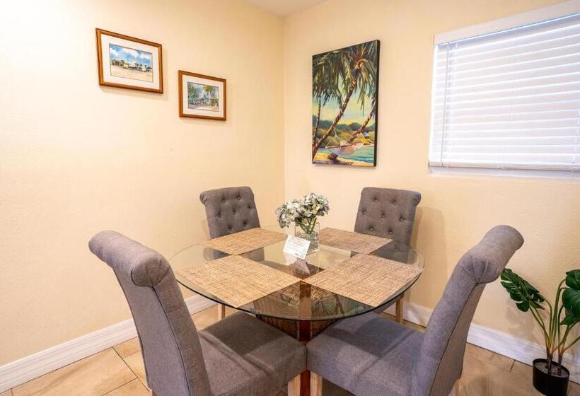 جناح, The Capri At Siesta