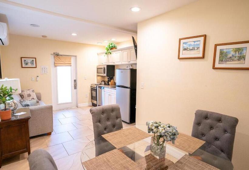 جناح, The Capri At Siesta