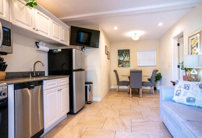 جناح, The Capri At Siesta