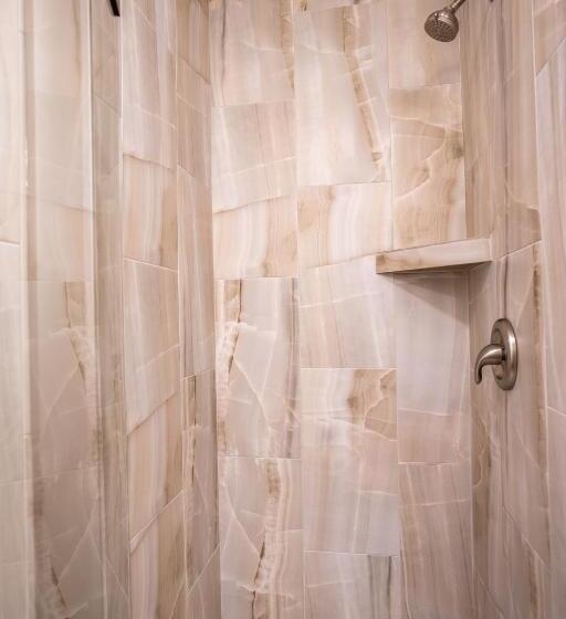 جناح, The Capri At Siesta