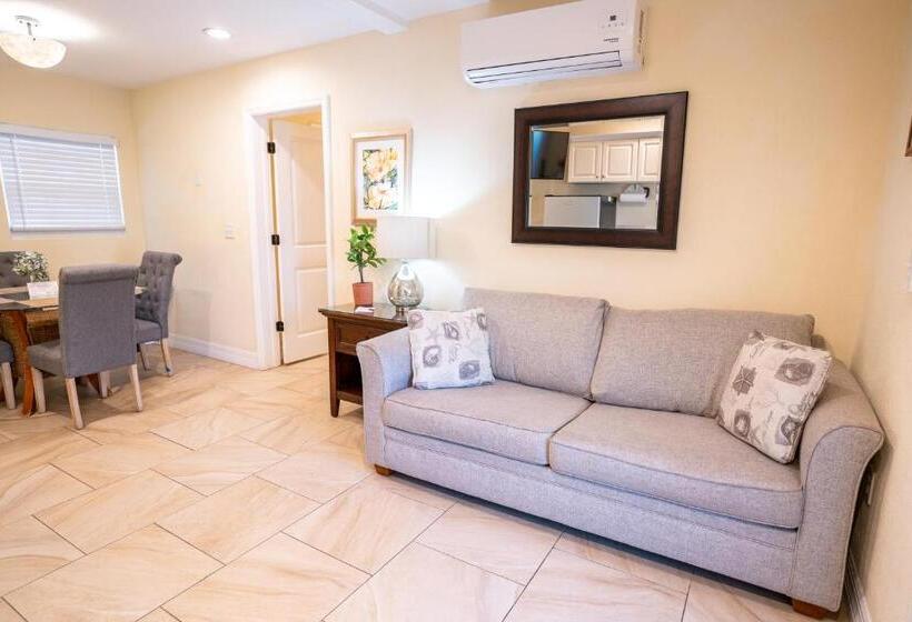 جناح, The Capri At Siesta