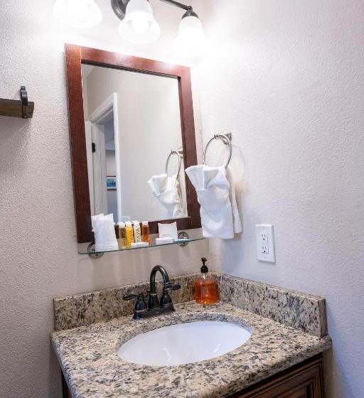 جناح ديلوكس, The Capri At Siesta