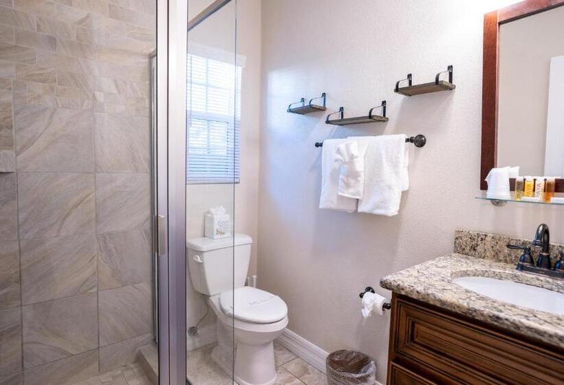 جناح ديلوكس, The Capri At Siesta