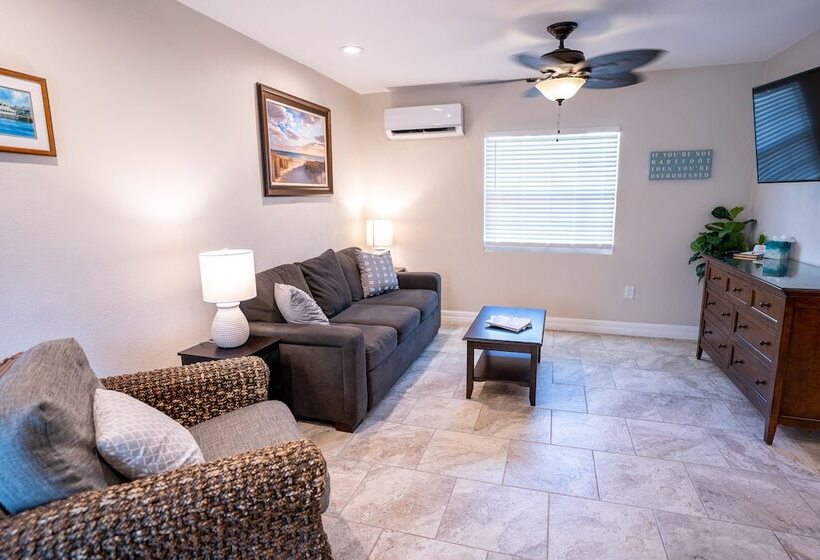 جناح ديلوكس, The Capri At Siesta